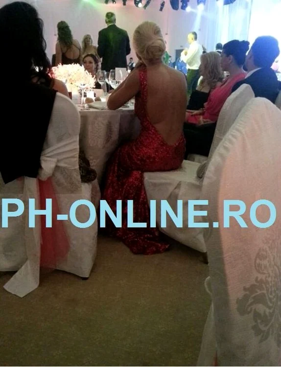 Elena Udrea, la nunta Robertei Anastase. (Foto: ph-online.ro)