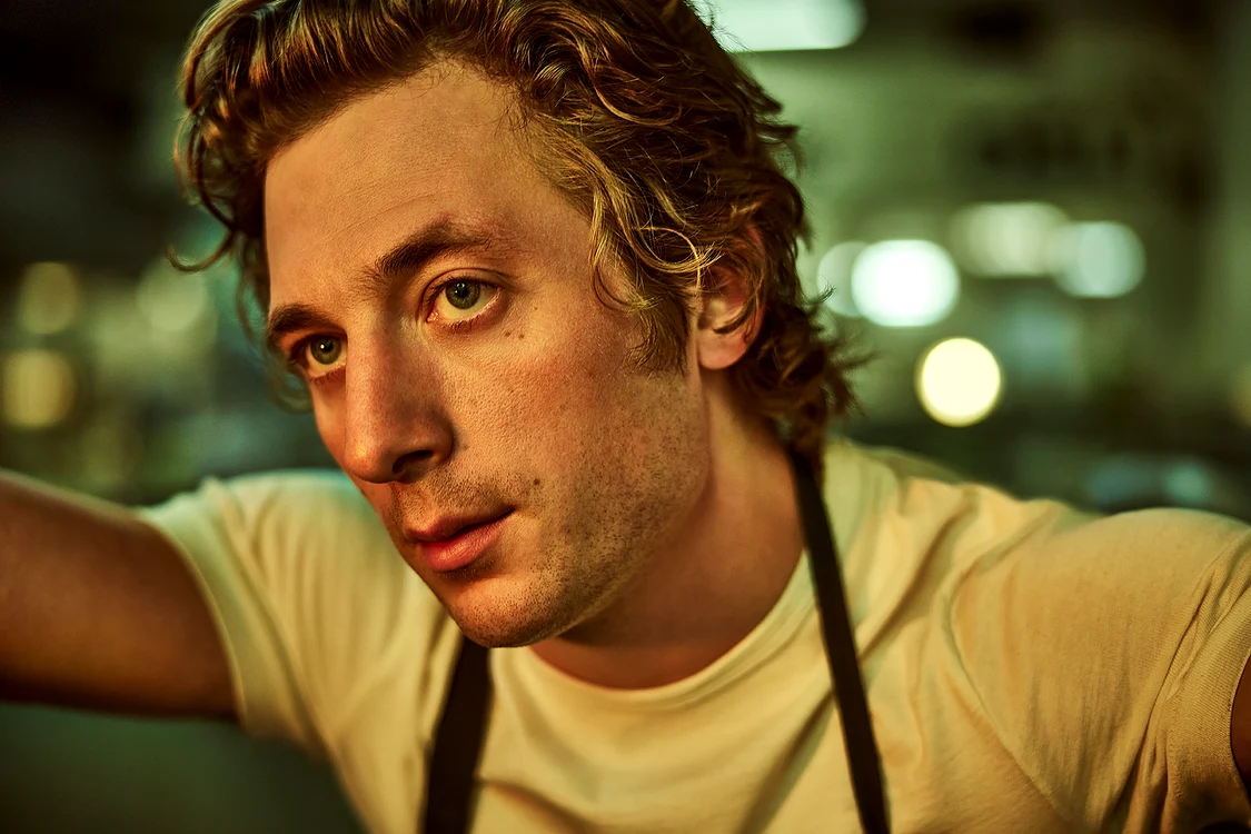 Jeremy Allen White joacă rolul unui bucătar talentat, forțat de împrejurări să devină și antreprenor