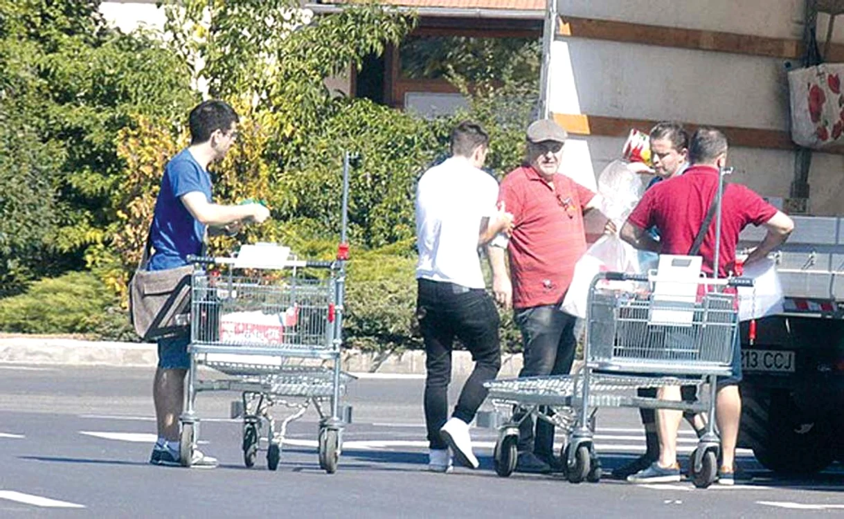 
    Florin Călinescu şi fiul său, Petru, în tricou albastru, au grijă ca alimentele să fie transportate corespunzătorFoto: Click!  