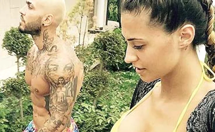 
    Iubitul Antoniei, Alex Velea,  are expoziție de tatuaje  pe mâini, spate și piept  