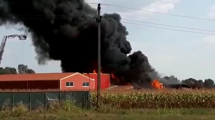 Explozie urmată de incendiu la o fabrică de vopsele din județul Vâlcea