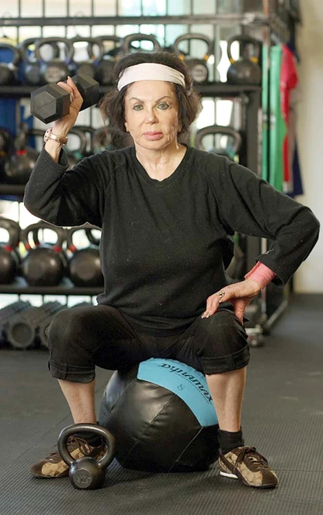 
    Jackie Stallone (92 de ani) se antrenează zi de zi cu greutăţi pe care doar femeile mai tinere ar reuşi să le ridice  