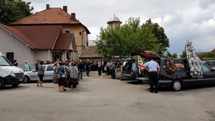 Zeci de prieteni şi rude au venit la înmormântare