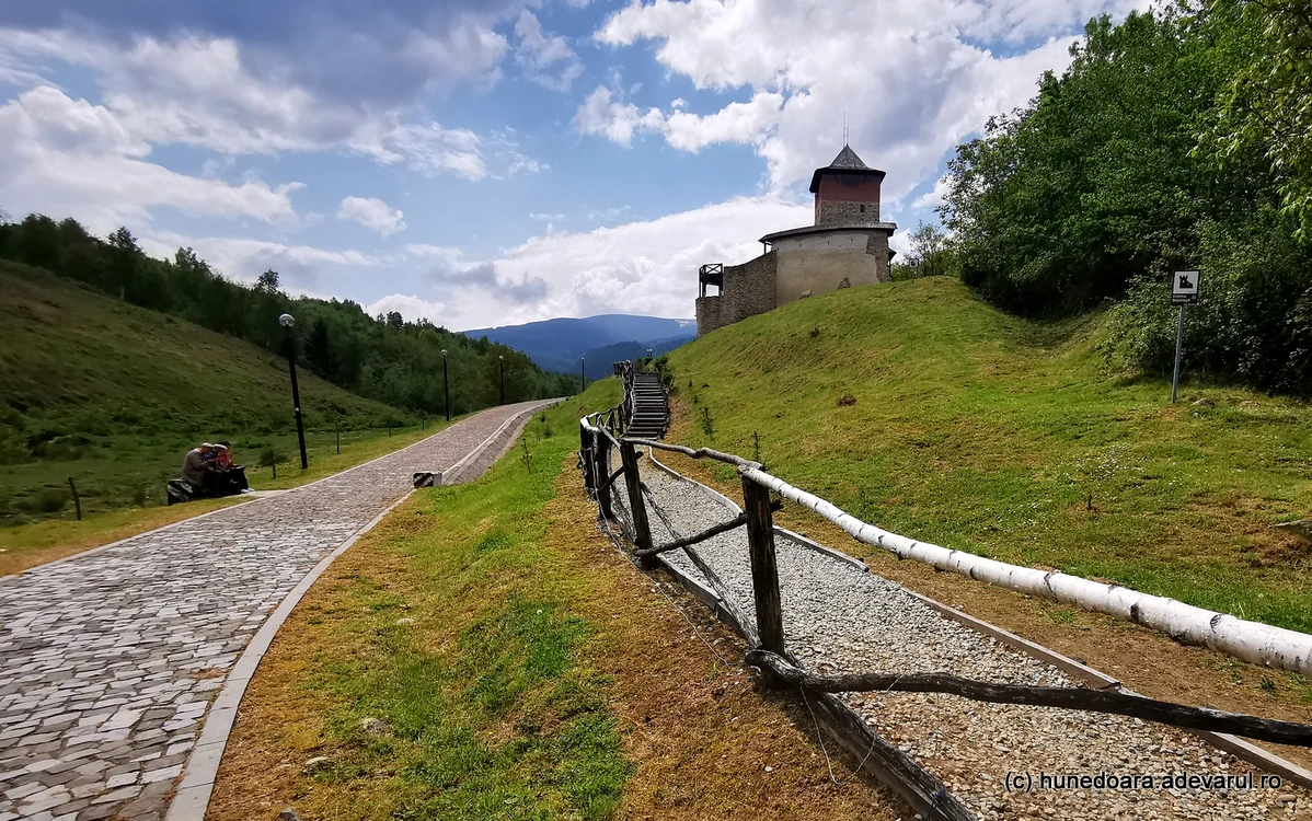 Cetatea medievală Mălăiești. Foto: Daniel Guță