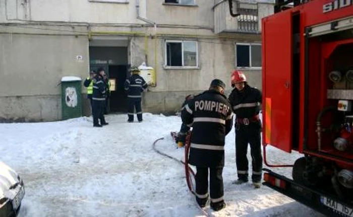 
    Incendiul a fost observat de un vecin de scară  