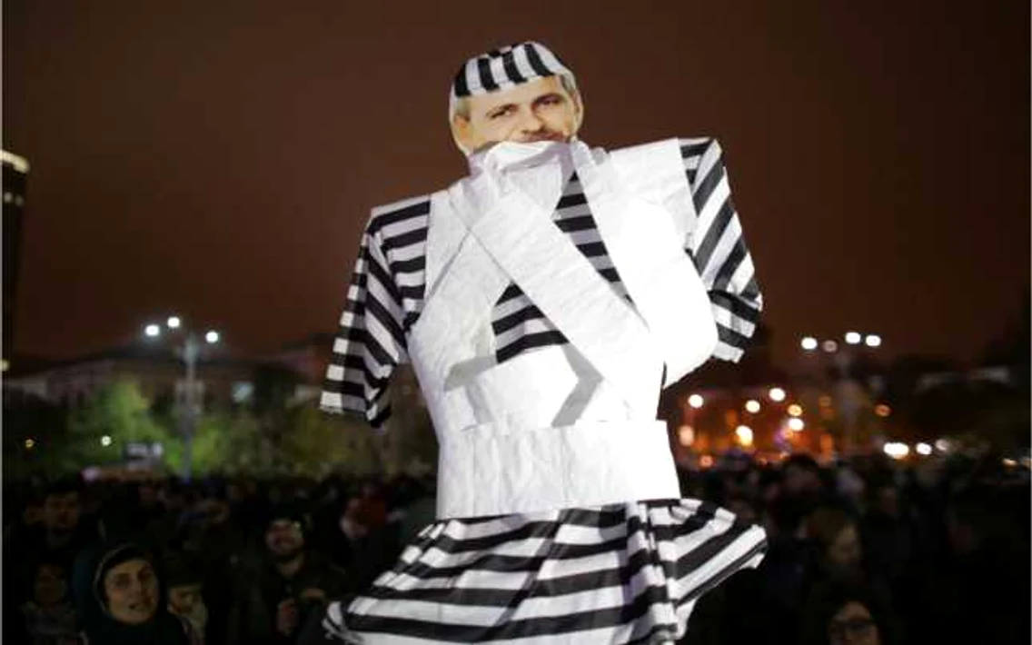 Persoane participă miercuri 8 noiembrie 2017 la un protest faţă de intenţia guvernului de a modifica Codul Fiscal în Piaţa Victoriei din Bucuresti FOTO Inquam Photos Octav Ganea
