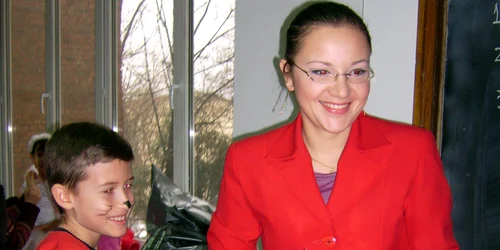 Andreea Ionescu îi face pe elevi să se simtă bine şi să înveţe engleza şi japoneza