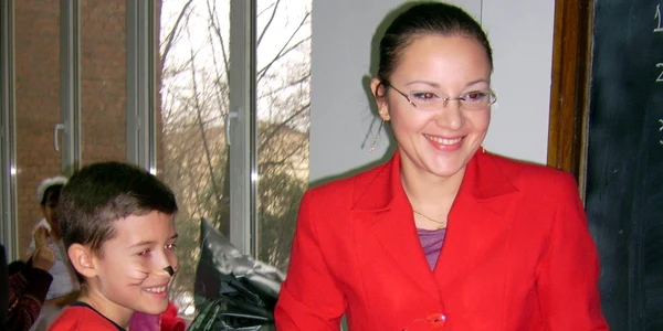 Andreea Ionescu îi face pe elevi să se simtă bine şi să înveţe engleza şi japoneza