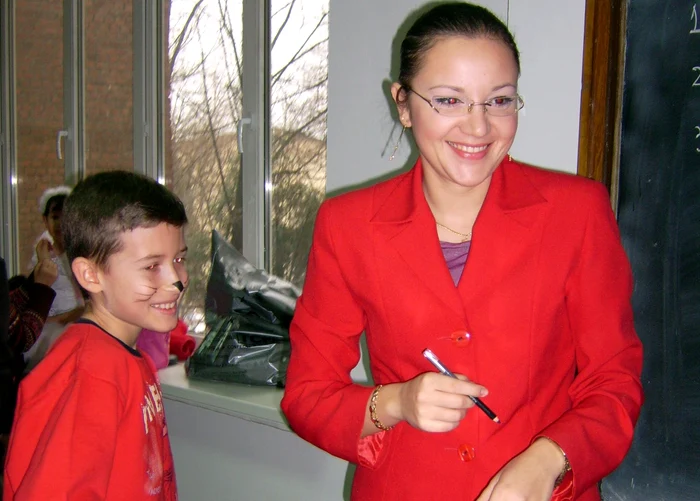 Andreea Ionescu îi face pe elevi să se simtă bine şi să înveţe engleza şi japoneza