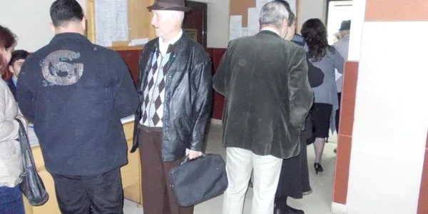 Pensionarii au stat la coadă la Tribunal