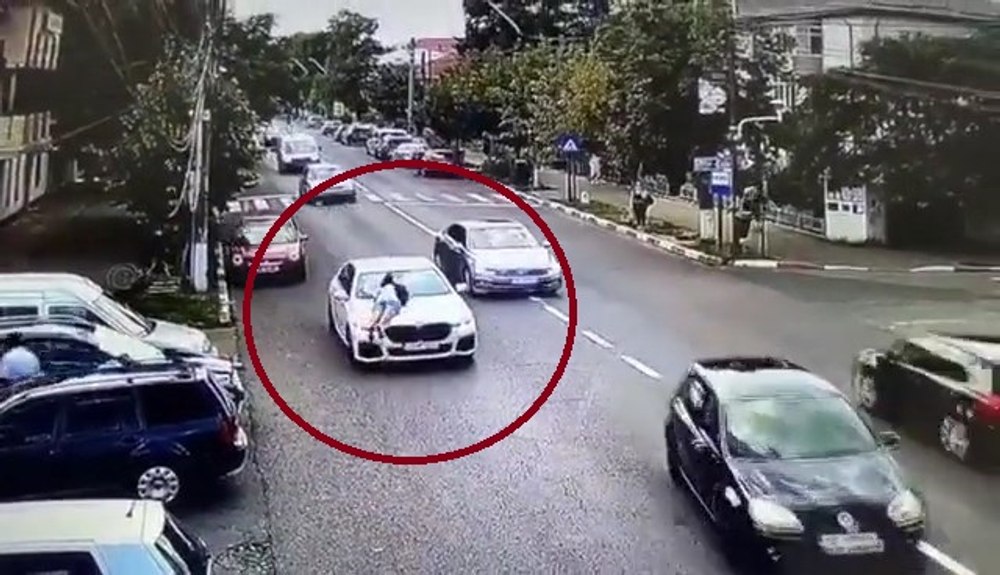 Reacția neașteptată a unei românce care și-a prins soțul cu amanta în mașină. De ce a amendat-o Poliția VIDEO 