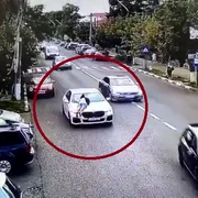 O femeie s-a urcat pe mașina în care se aflau soțul ei și amanta. FOTO cronica-gaestiului.ro