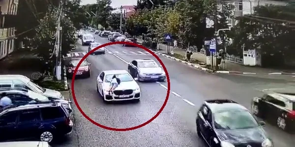 O femeie s-a urcat pe mașina în care se aflau soțul ei și amanta. FOTO cronica-gaestiului.ro
