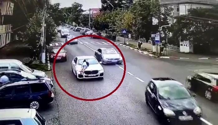 O femeie s-a urcat pe mașina în care se aflau soțul ei și amanta. FOTO cronica-gaestiului.ro