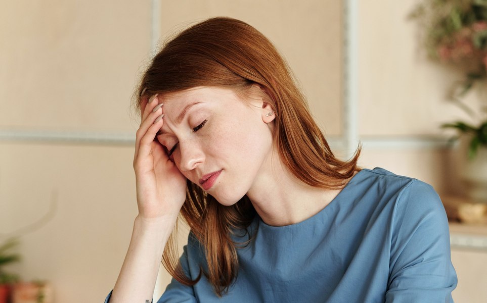 De ce brânza îţi poate provoca migrene insuportabile. Femeile sunt de trei ori mai predispuse, în timpul schimbărilor hormonale
