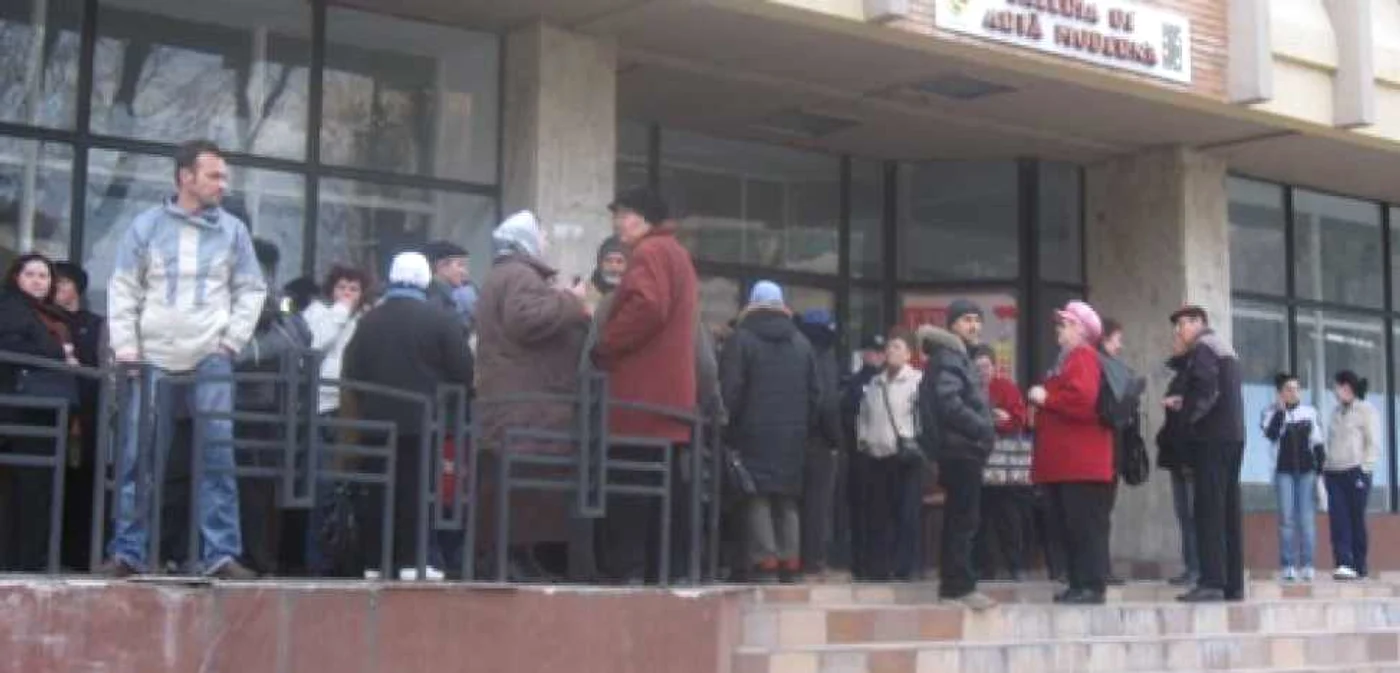 Coada s-a format cu o oră înainte de a începe distribuirea tichetelor