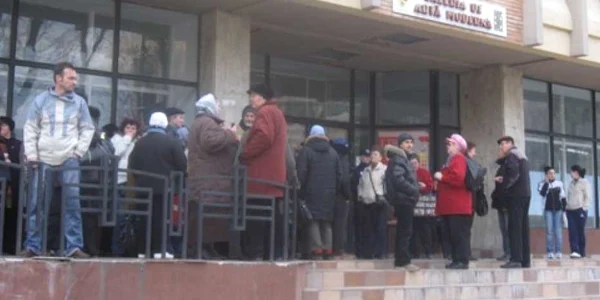 Coada s-a format cu o oră înainte de a începe distribuirea tichetelor