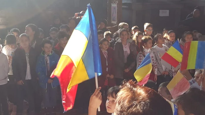 Copiii dela Colegiul Economic au sărbătorit Marea Unire la biaserică FOTO Prof. Adriana Negrilă