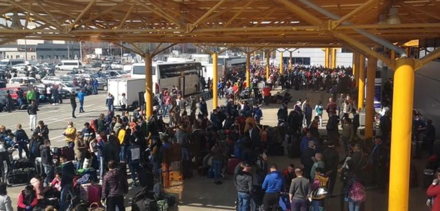 Sute de oameni aşteaptă, în mijlocul aeroportului din Cluj, avioane spre Germania