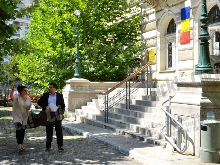 Adriana Bahmuţeanu a fost însoţită de avocat la tribunal şi la casa din Pantelimon. (Foto: Alex Muscaliu)