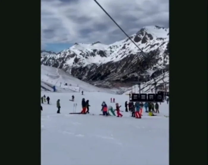 Mai mulți schiori au căzut din telescaune. FOTO captură video X In2ThinAir