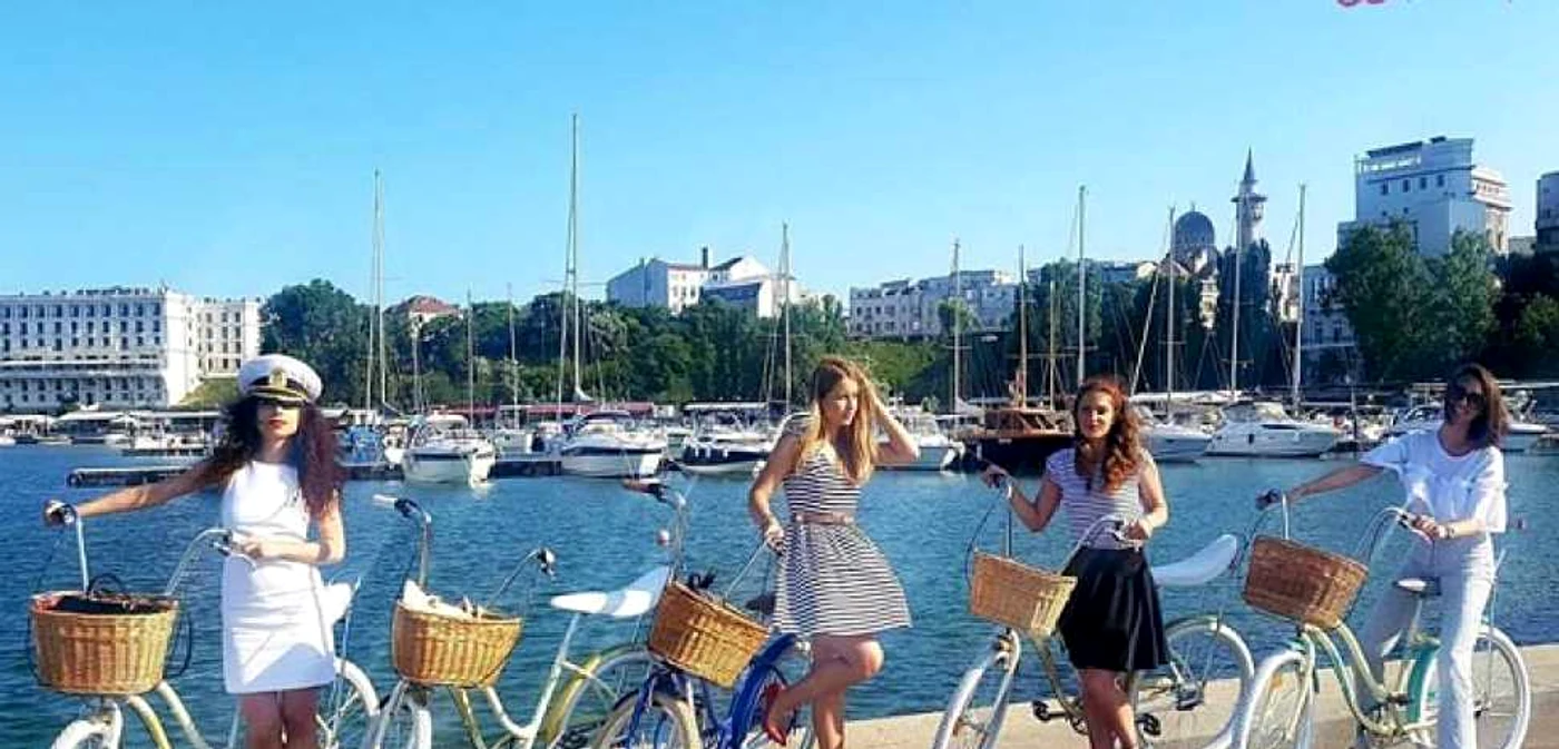 SkirtBike Constanţa, doamnele pedalează în fuste                       FOTO Facebook SkirtBike Constanţa