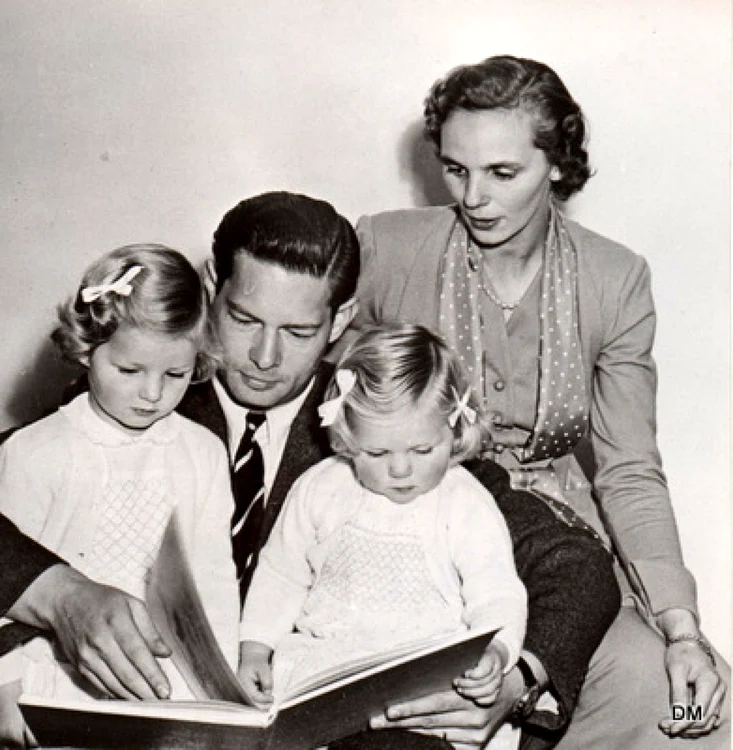 Regele Mihai, Regina Ana si Principesele Margareta si Elena, 1952 (DM)