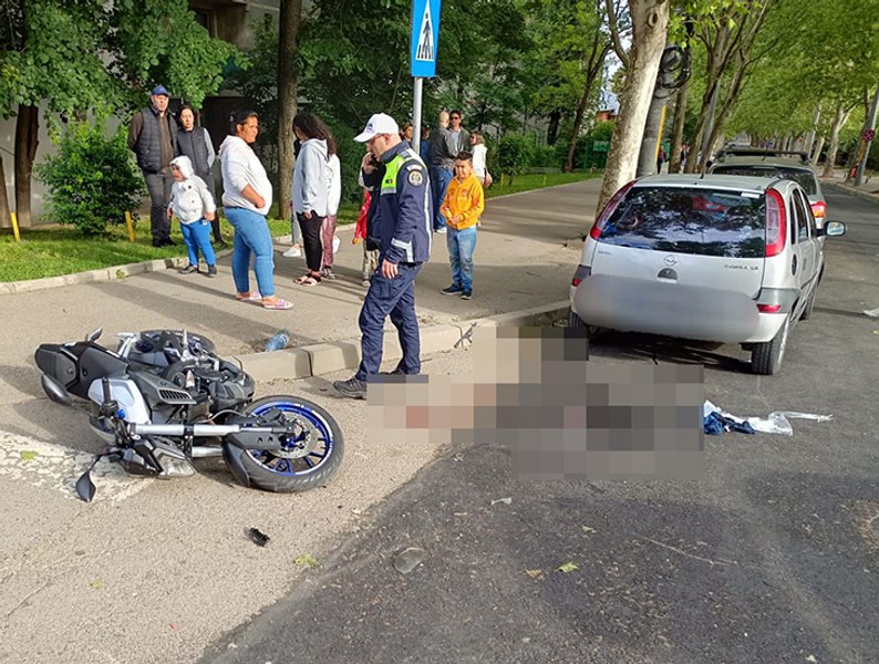 Bătrână lovită de o motocicletă acroșată de o mașină. Victima este în stare gravă la spital 