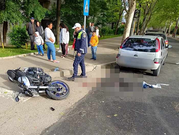 Motocicleta a fost proiectată într-o bătrână care mergea pe trotuar FOTO ISU Vaslui