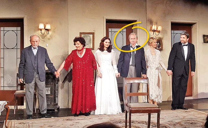 
    Actorii au fost aplaudaţi minute bune la final  