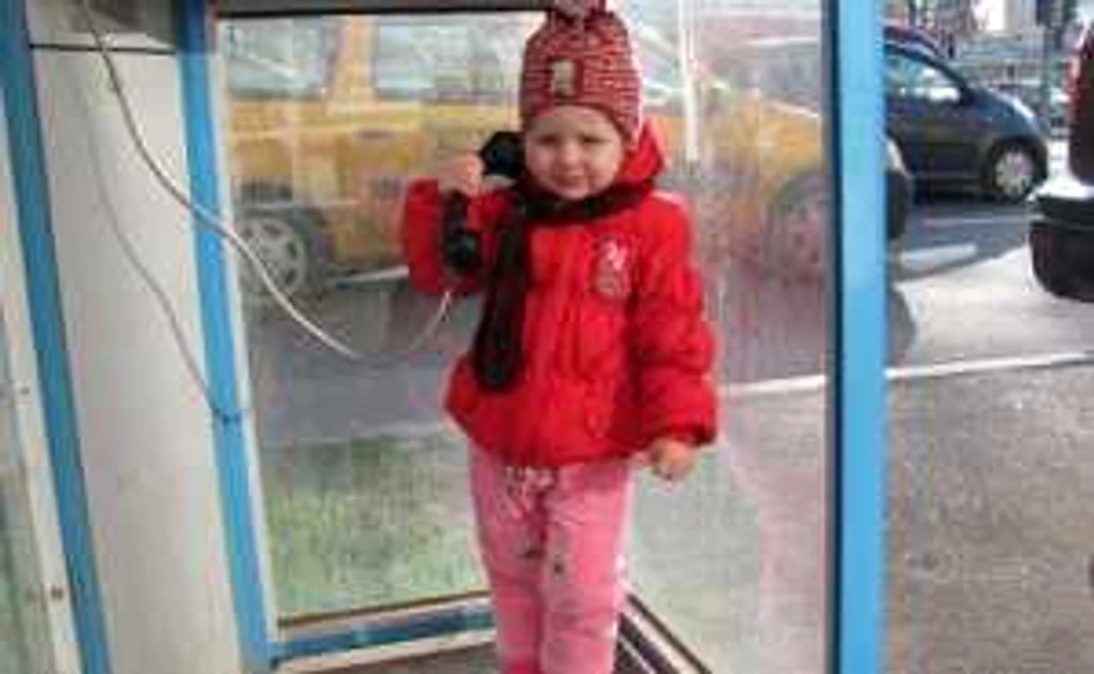 Copiii cei mai mici folosesc telefoanele publice pentru a-i spune lui Moş Crăciun ce să le aducă în dar