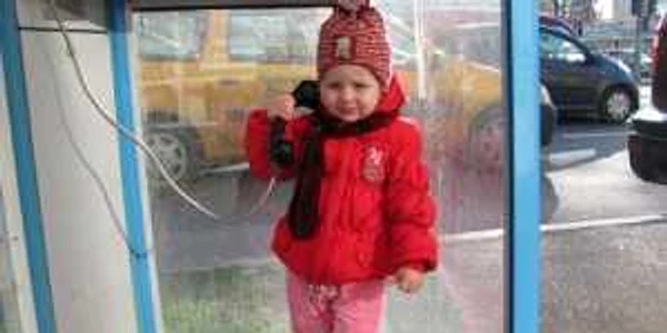 Copiii cei mai mici folosesc telefoanele publice pentru a-i spune lui Moş Crăciun ce să le aducă în dar