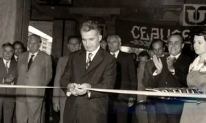 Nicolae Ceaușescu inaugurează marele magazin „Unirea” din Capitală, la 2 septembrie 1976 (© „Fototeca online a comunismului românesc”, cota: 181/1976)