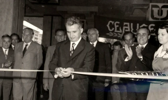 Nicolae Ceaușescu inaugurează marele magazin „Unirea” din Capitală, la 2 septembrie 1976 (© „Fototeca online a comunismului românesc”, cota: 181/1976)