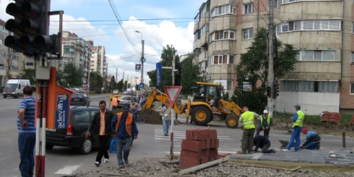 Muncitorii lucrează pe tot parcursul zilei, în toate zonele oraşului, iar botoşănenii trebuie să facă slalom printre mormanele de moloz.