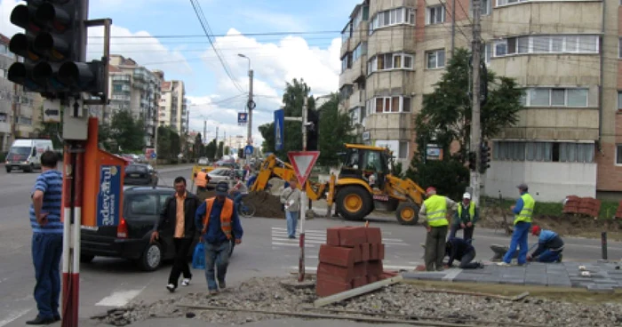 Muncitorii lucrează pe tot parcursul zilei, în toate zonele oraşului, iar botoşănenii trebuie să facă slalom printre mormanele de moloz.