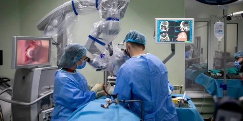 operatie creier prin pleoapa neurochirurg ciobotaru   foto daniel iancu4 jpg