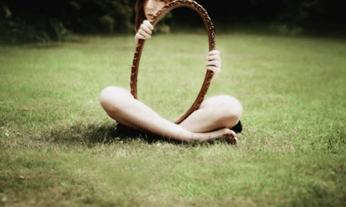 inteligenta emotionala fata cu oglinda jpg