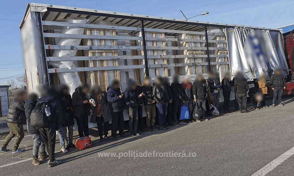 Peste 70 de migranţi, prinși la Nădlac. Intenţionau să ajungă ilegal în vestul Europei
