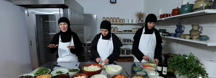 Rețeta de salată preparată de măicuțele de la Mănăstirea Nera / FOTO: Captură video 