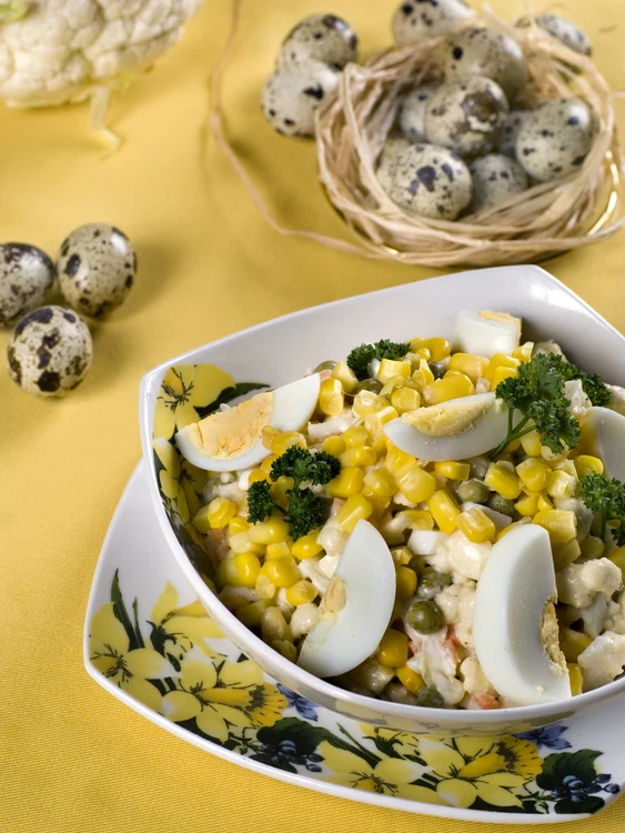 
    Salată cu porumb şi ouă de prepeliţă  