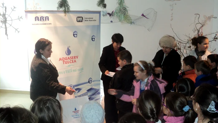 Micuţii au primit dulciuri din partea organizatorilor