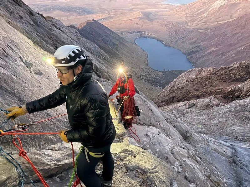 Un alpinist blocat pe o cornișă de 15 centimetri, la 3000 de metri altitudine, în Munții Sierra Nevada, salvat după o operațiune dramatică de 9 ore