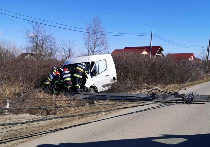 Stâlpul de electricitate a fost rupt în urma impactului