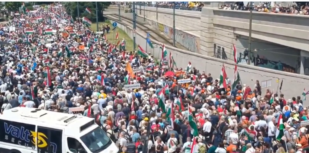 Mii de oameni au ieșit în stradă pentru a-l susține pe Viktor Orban înainte de votul pentru UE