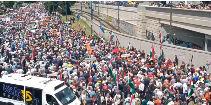 Mii de oameni au ieșit în stradă pentru a-l susține pe Viktor Orban. FOTO captură video Facebook