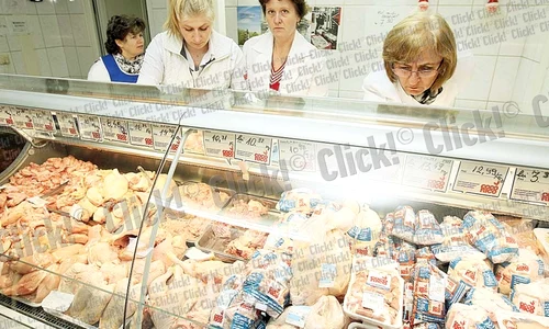Dr  Constantina Toma a verificat  toate produsele alimentare  din magazinele din Matache (FOTOGRAFII: DORIN CONSTANDA) jpeg