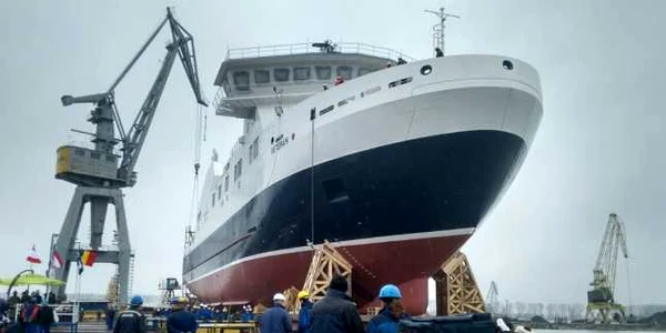 nava pasageri lansata damen galati