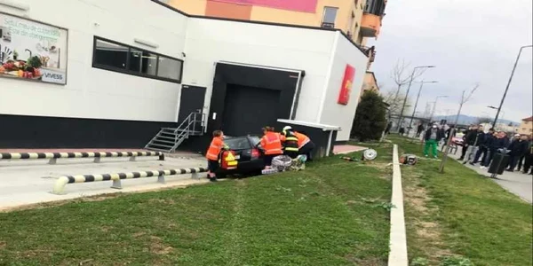 Accident în Râmnicu Vâlcea - o maşină al cărui şofer i s-a făcut rău a intrat într-un supermarket Penny Foto Adevărul