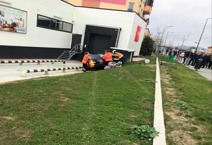 Accident în Râmnicu Vâlcea - o maşină al cărui şofer i s-a făcut rău a intrat într-un supermarket Penny Foto Adevărul